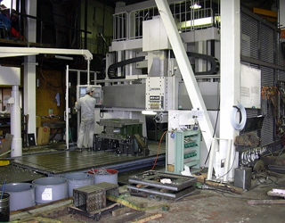中型の五面加工機（MCR-A5C 25X50）